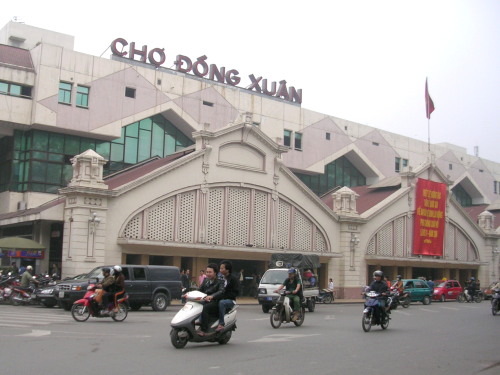 Cho Dong Xuan, the largest market in Hanoi and North Vietnam