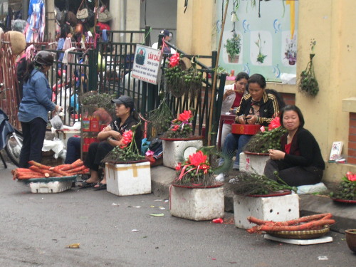 Street hawkers outside Cho Dong Xuan Market